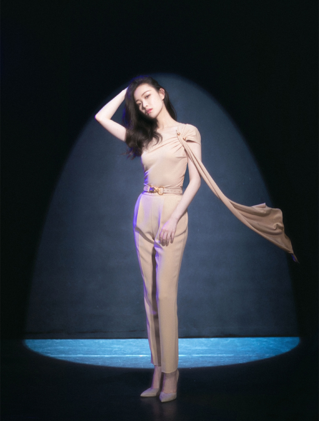 倪妮才是真女神!连香槟色都能穿出干练气质,从头到脚全是韵味