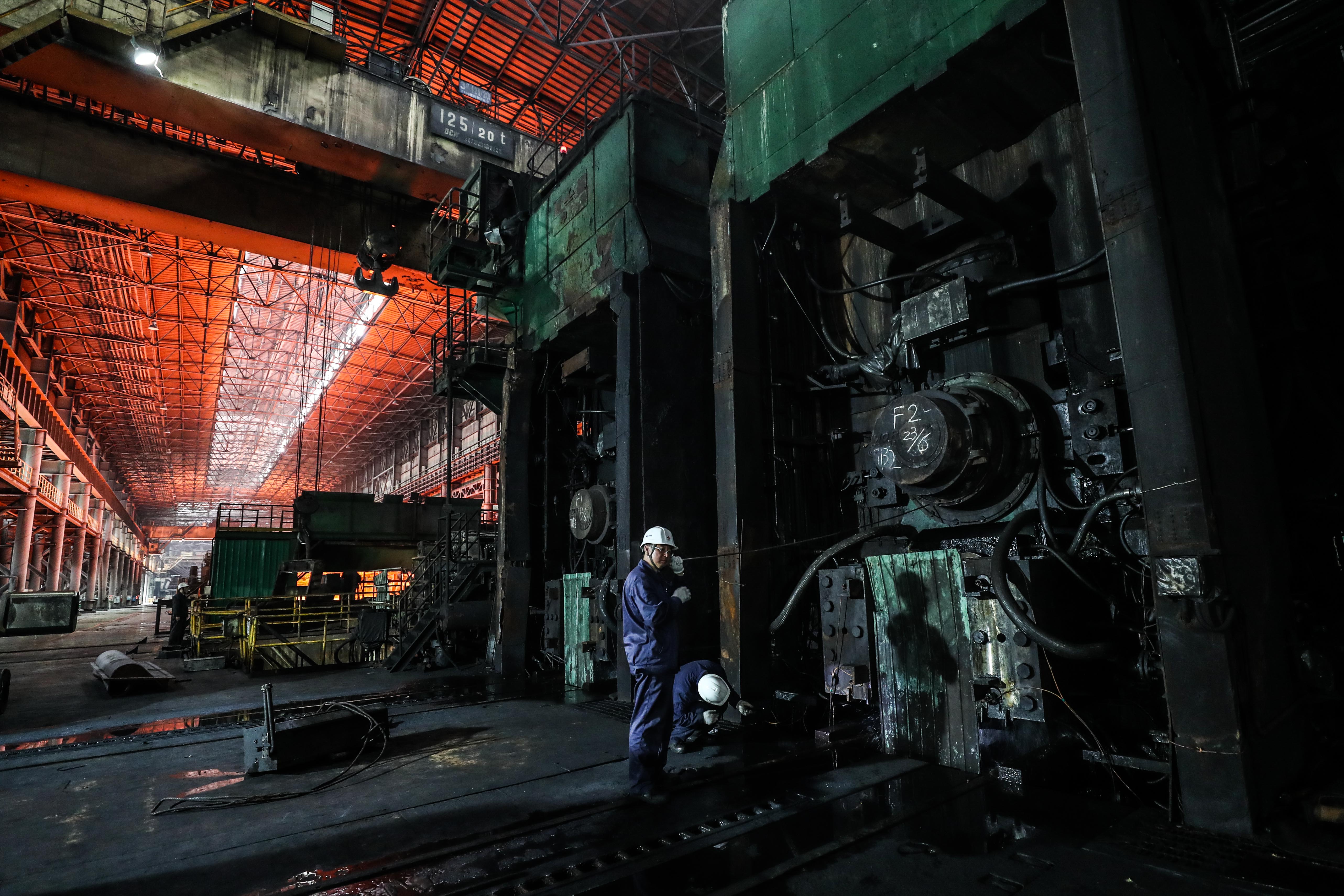 7月5日,工人在鞍钢集团鞍钢股份热轧带钢厂2150生产线进行生产工作.