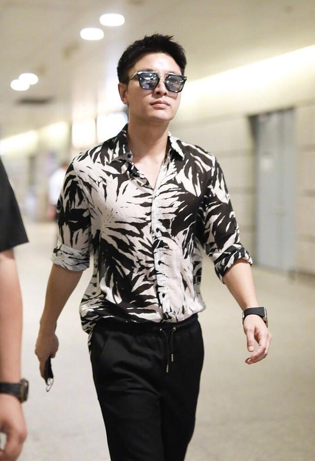 倒是看起来有几分油腻大叔的感觉,关键是,穿着打扮像极了一个"暴发户"