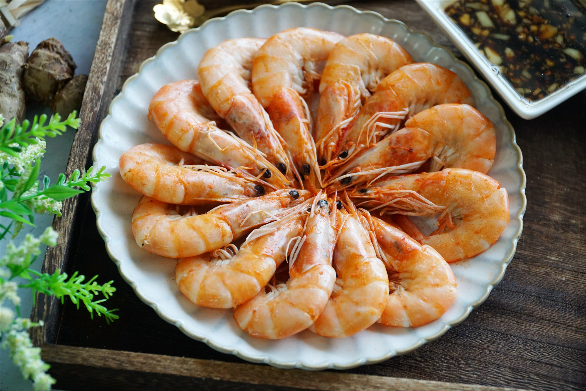 2,白灼虾的过程中,可以加一些盐来提味,当然也可以一点也不加,最后