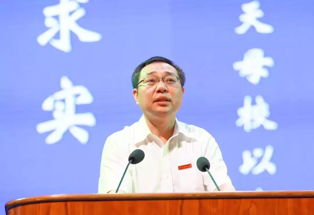 上下滑动浏览本篇此去星辰大海 一路繁花似锦范小林校长对你说:回望