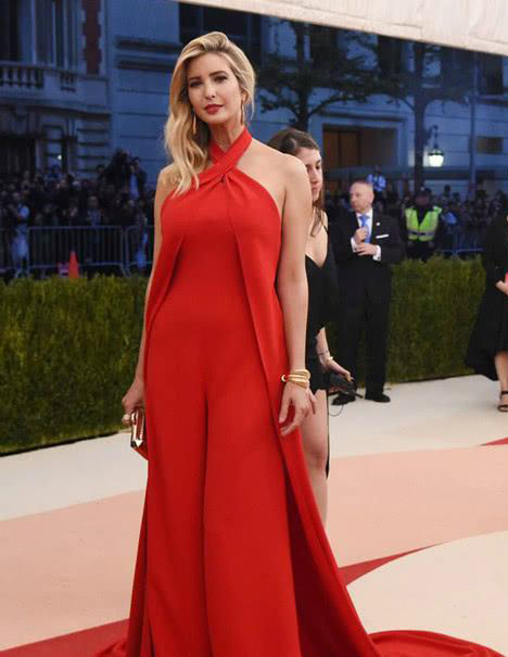 伊万卡终于又穿红色长裙了,只是气质确实不如从前了!