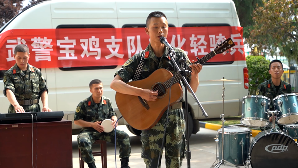 6月22日,武警陕西总队宝鸡支队文化轻骑兵们从支队党委首长手中正式接