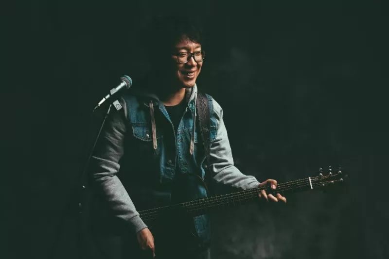 音乐制作人,民谣歌手,代表作(孙大剩)(一座城)的白亮老师,亲临现场,用