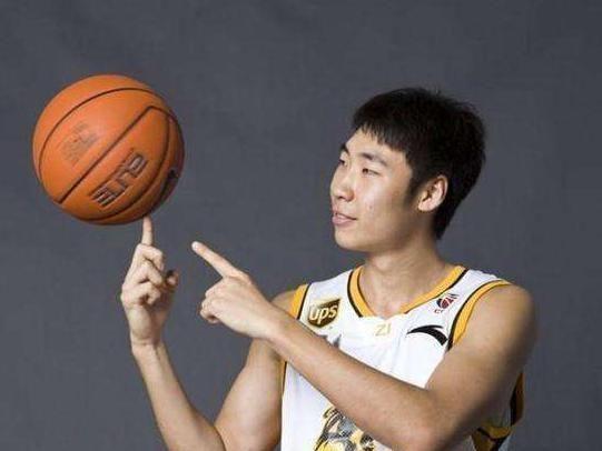 孙贺男1990年1月4日出生,身高198cm,体重85kg,场上司职小前锋.