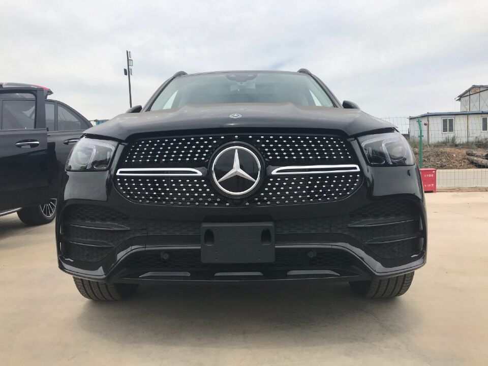 首台酷黑柴油版奔驰gle到店性能不输奥迪q7外观比宝马x5帅气