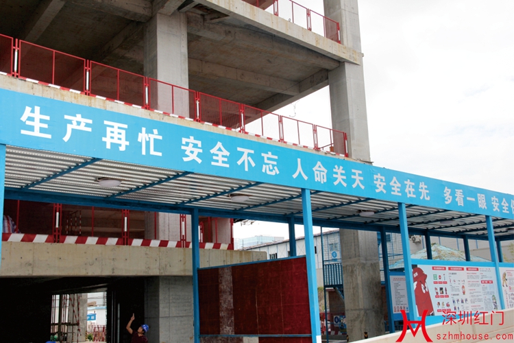 棚宽大于道口,两端各长出1m,进深尺寸应符合高处作业安全防护范围.