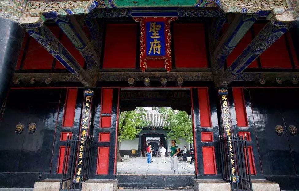 孔府自我介绍我是高端大气的古代传统宫庭式建筑——孔庙,前后有九进