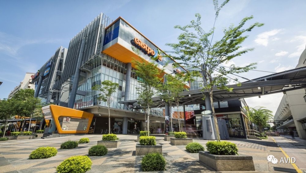 地铁站与建筑之间的梭形雨棚前广场绿化是点睛之笔.