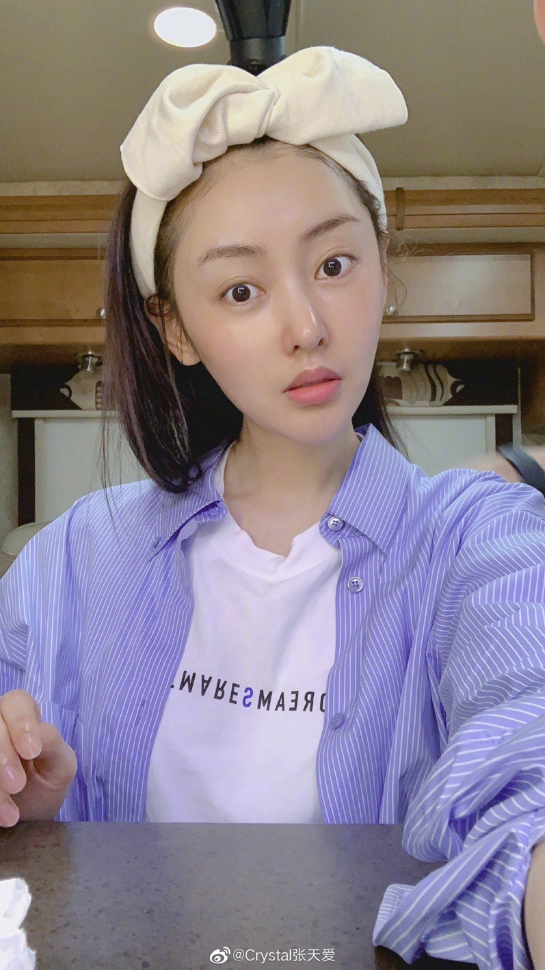 张天爱晒素颜自拍照 皮肤细嫩少女感十足