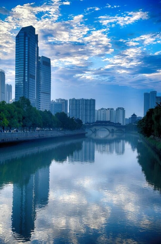 朝霞漫天,成都又迎来最美清晨