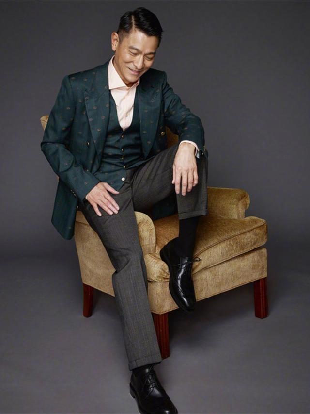 刘德华这次一件绿色西装内搭上白色衬衫,下半身更是一条灰色西裤,搭配