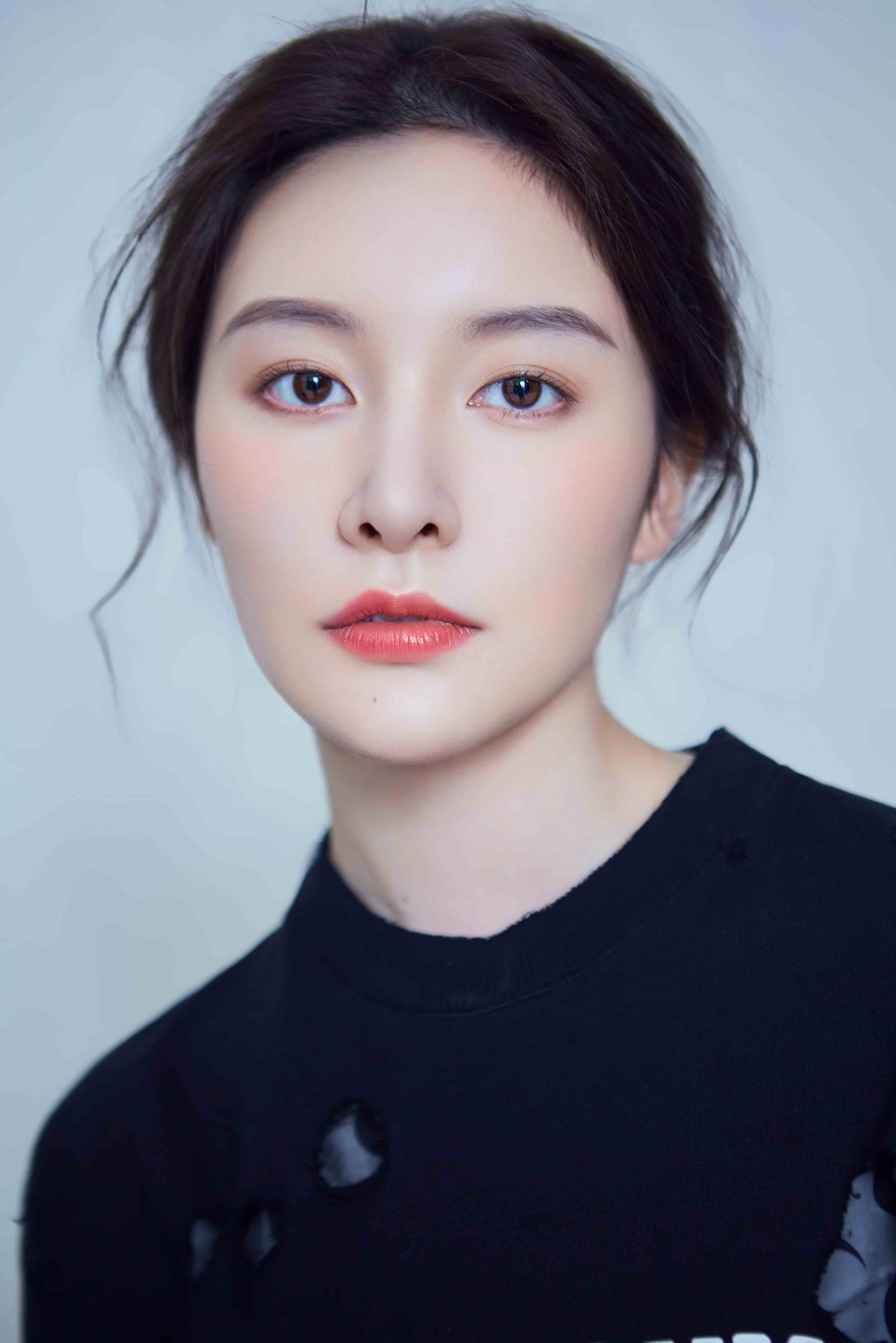 全新写真大片中,崔心心上身搭配一件黑色长卫衣,衣服版型勾勒出崔心心