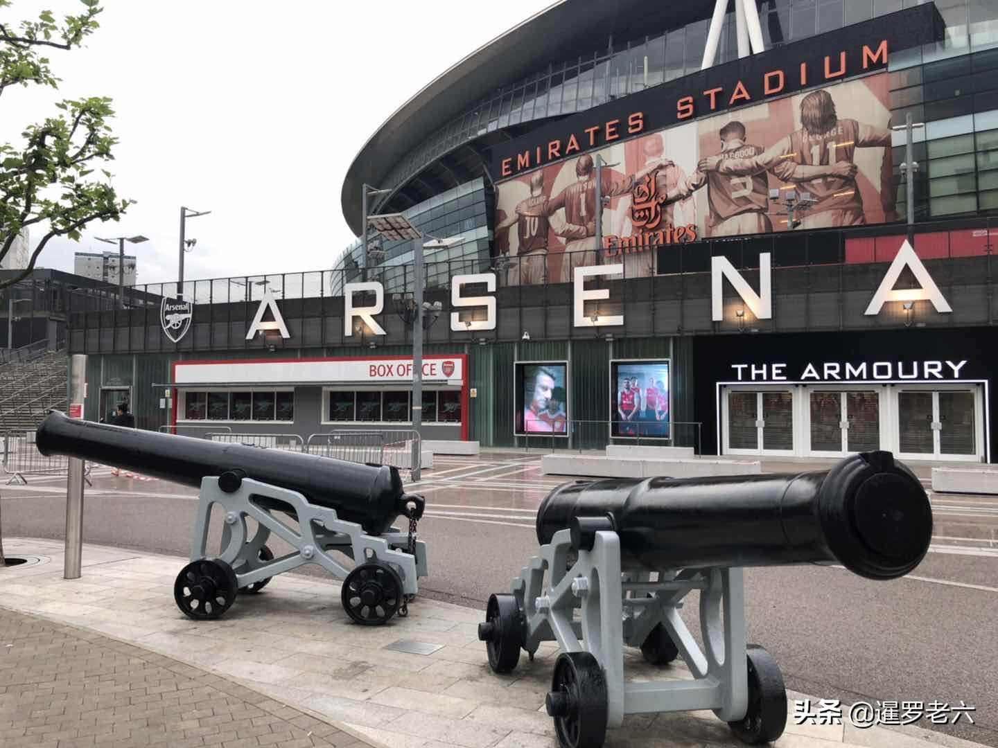 号称兵工厂的阿森纳主场门口,果然摆着两门大炮!
