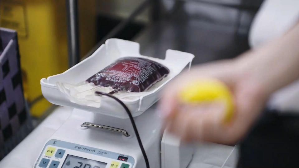 通常我们说的"献血",基本上指的是献"全血",即采集献血者200ml,300ml