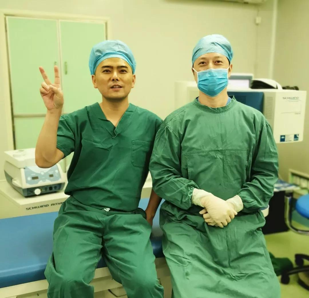 屈光中心胡骏主任给李主任做激光近视手术术后第二天复查,双眼已经