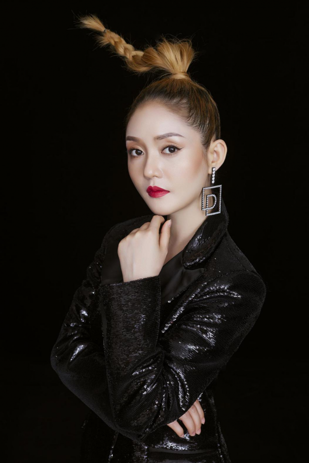 陈利玩跨界推新歌《得过且过》 主题写真撩力十足