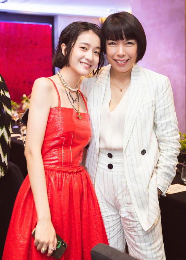 原创李汶翰姚明明出席时尚晚宴戚薇张雪迎红色裙装超抢眼