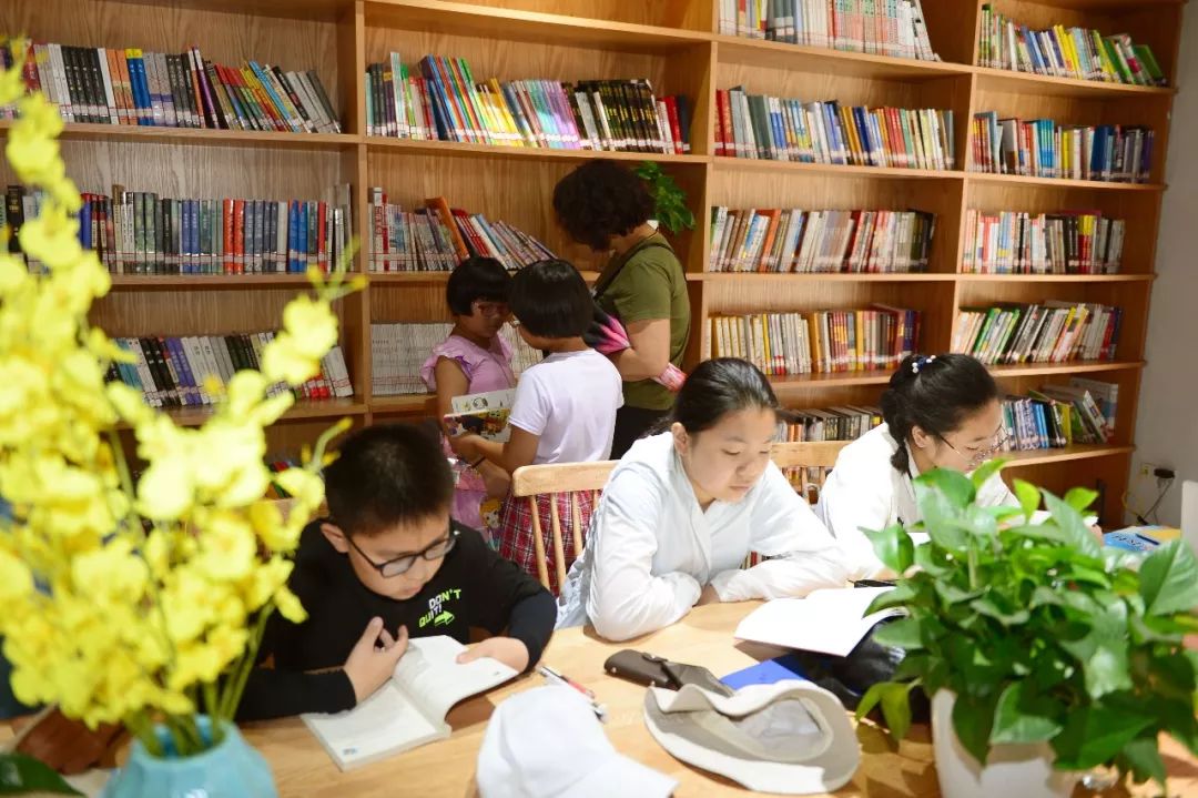 石岛:港湾街道有家暑期儿童书屋