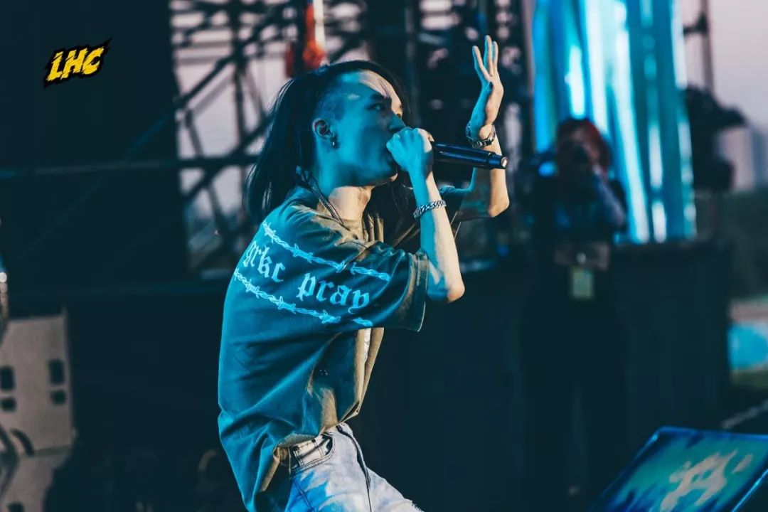 的实力美女rapper一张口就引来了全场欢呼被称为"爹一样的小姐姐"nine