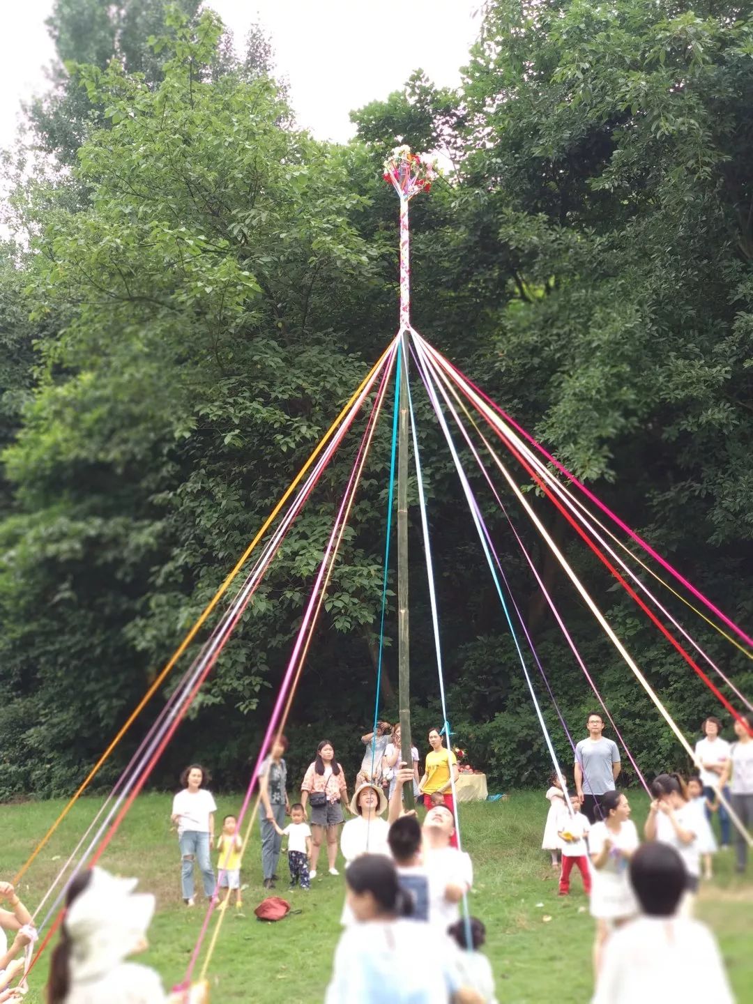 五月花柱舞兰草班的孩子们挂的香包,都是自己一针一线缝的点雄黄酒,系
