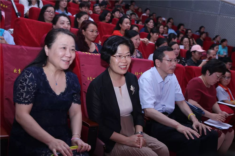 又重要的旅程的庄严时刻,敬爱的张忠萍校长为全体毕业生颁发毕业证书