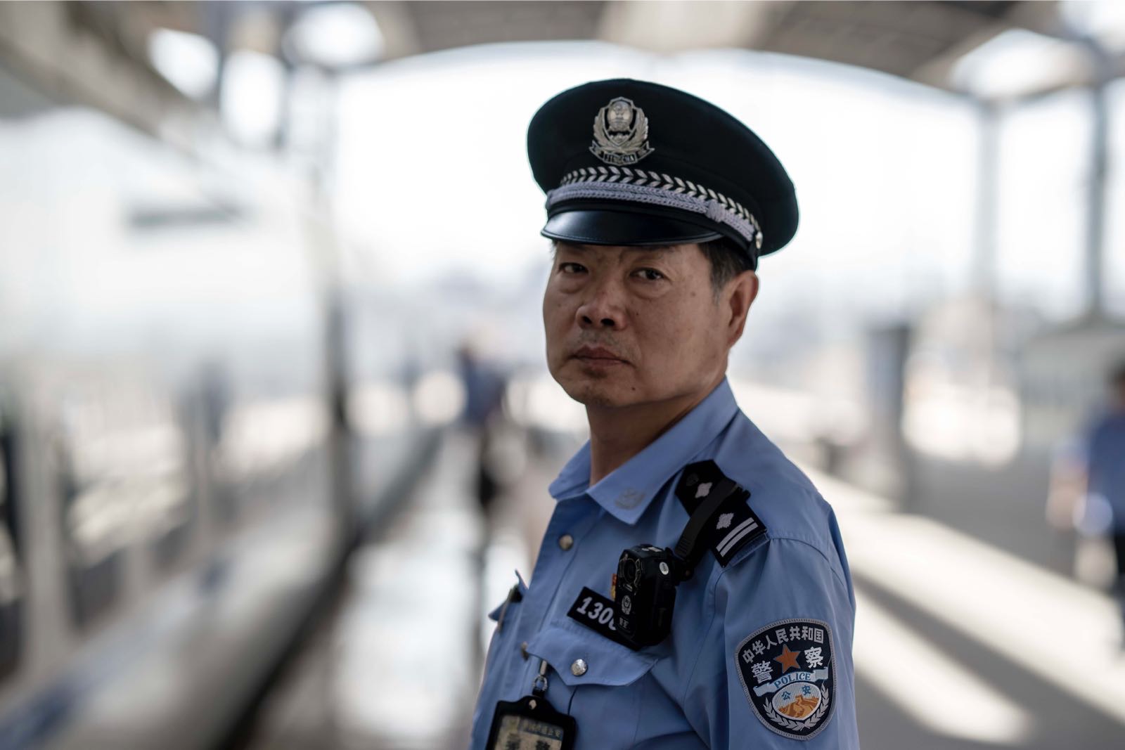 d2706次动车发车前,乘警长高光伟在站台上进行安全巡视