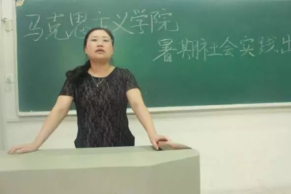 马克思主义学院党总支副书记席桢,刘清教授,黄杰老师及各实践团队成员