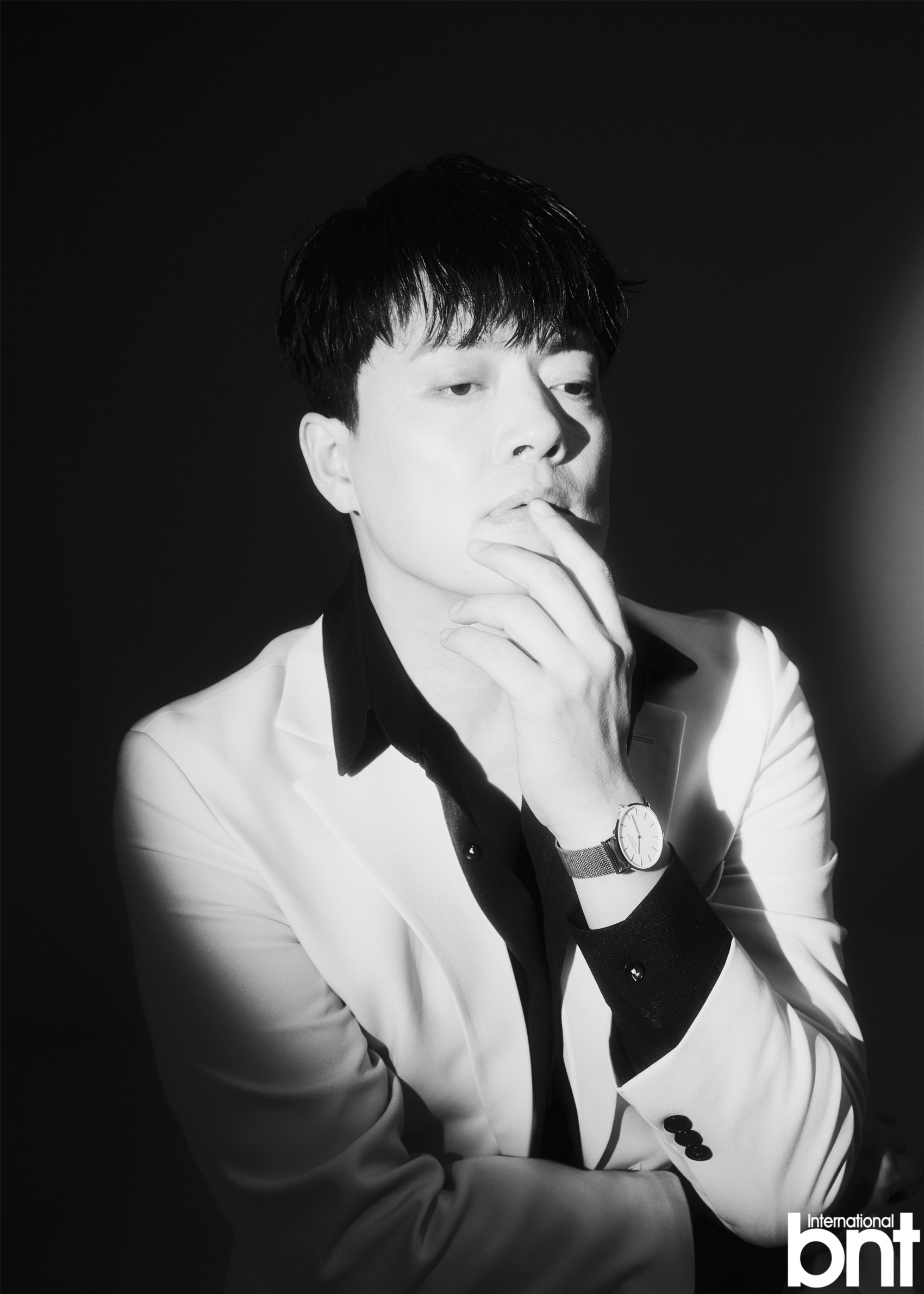 金炯默拍摄bnt写真 属于成熟男人的黑白魅力
