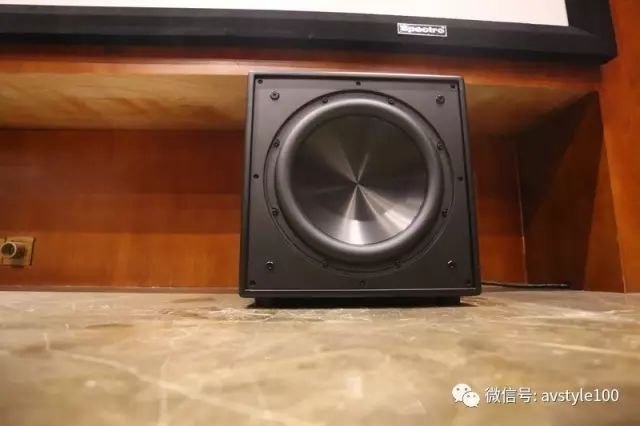 低音音箱,在全密闭的箱体之中运用了主动单元搭配耦合被动无源辐射器