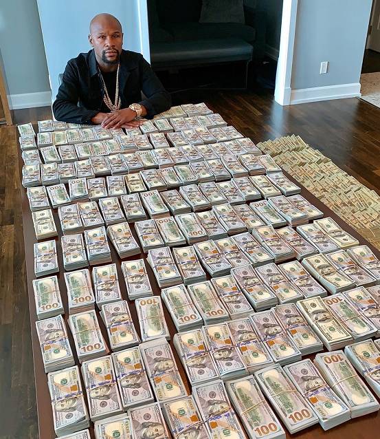 近日,拳王梅威瑟在社交平台上再一次炫起富来,他将一万美金捆成一沓