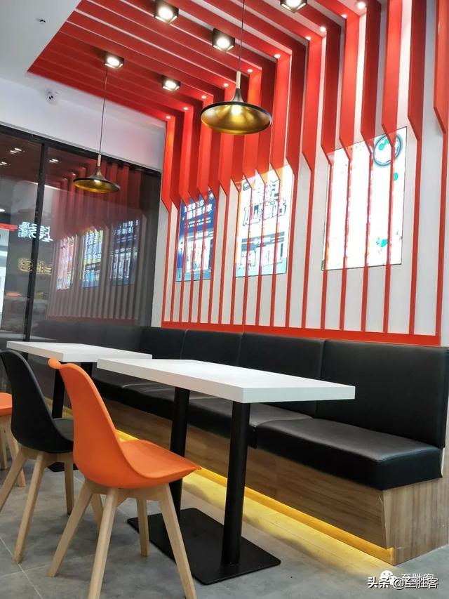 店面积的大小进行适当的配置,使有限的餐厅面积最大限度地发挥其运