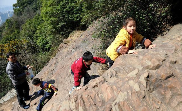 文登峰山公园孩子图片