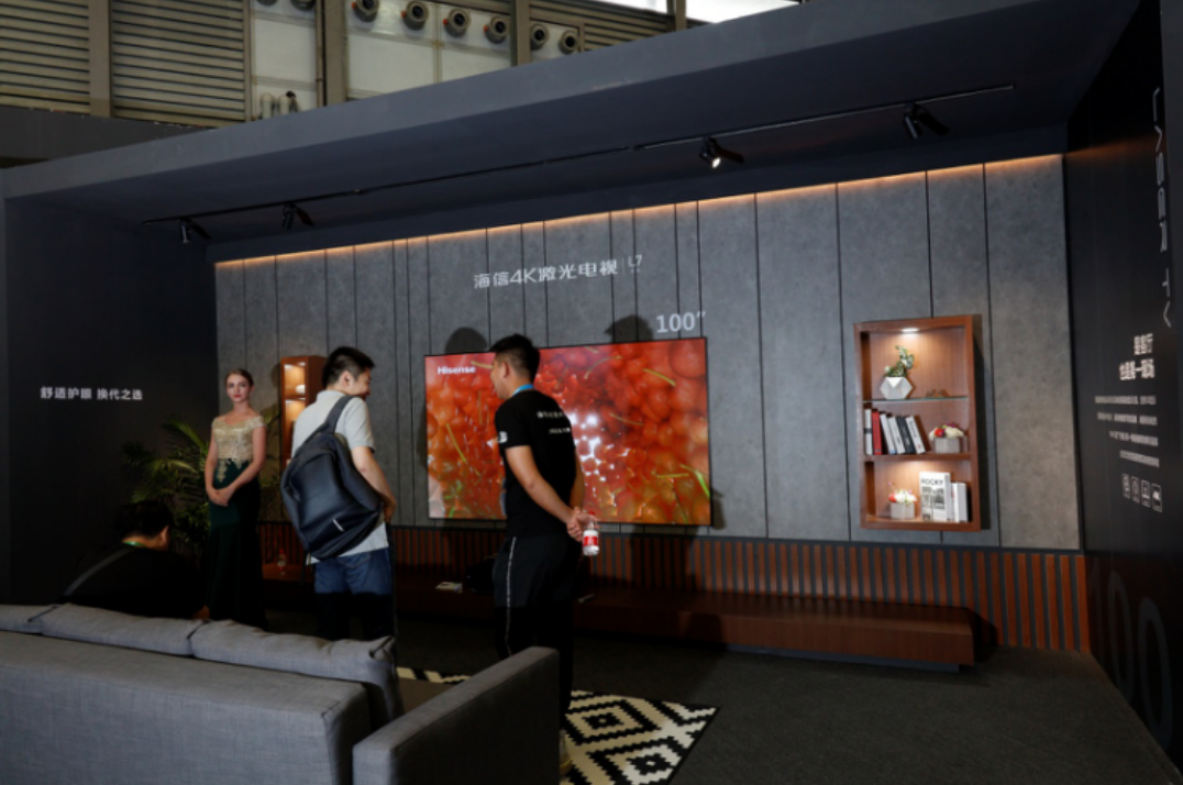 全球首台叠屏电视上海UDE现场首秀，海信彰显第一高端品牌实力-家电圈官网