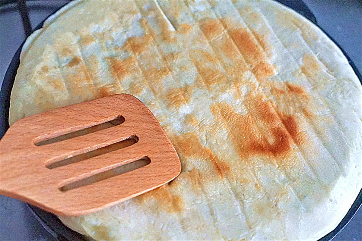 9,电饼铛预热,擦上少许油,烧至7成热后,再放入大饼盖上锅盖,烙至两面