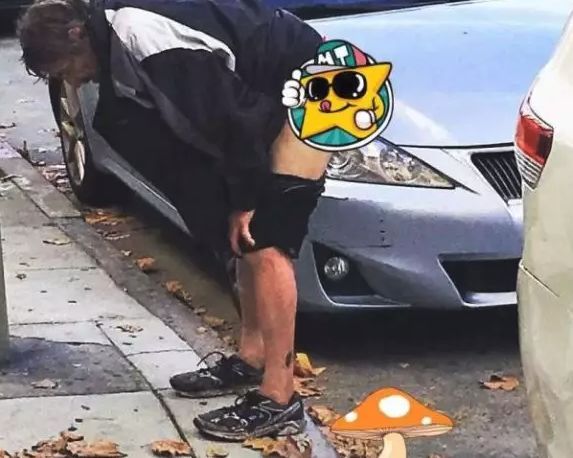 这么急么大妈帮男童脱裤在商场垃圾箱撒下童子尿厕所就在旁边引发热议