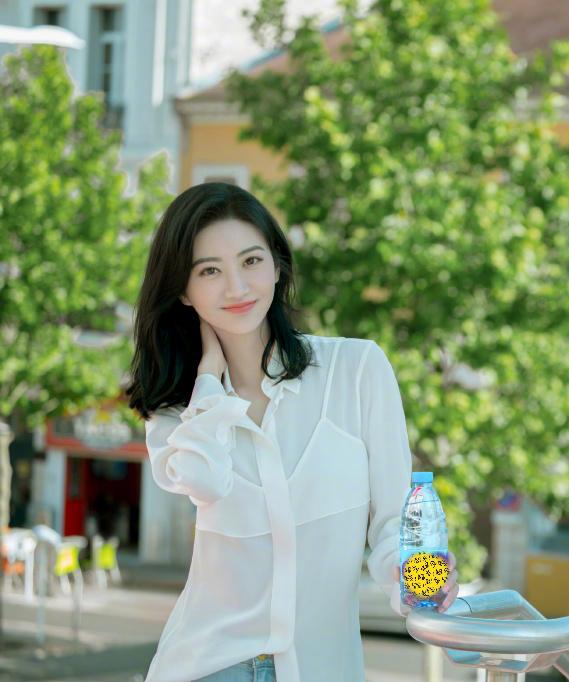 景甜甜美到齁一袭绿色吊带裙满屏女人味3种风格显高衣品