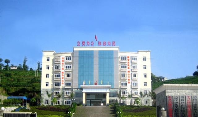 重庆涪陵一个小镇,位于长江"几"字半岛之上,镇上还有转盘_南沱镇
