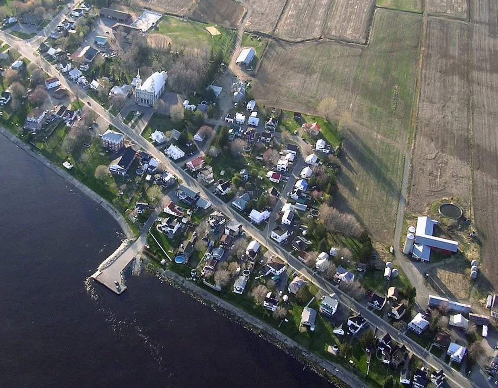 jean river)海灣和薩格奈(saguenay)峽灣的山谷中,地理位置優越,是