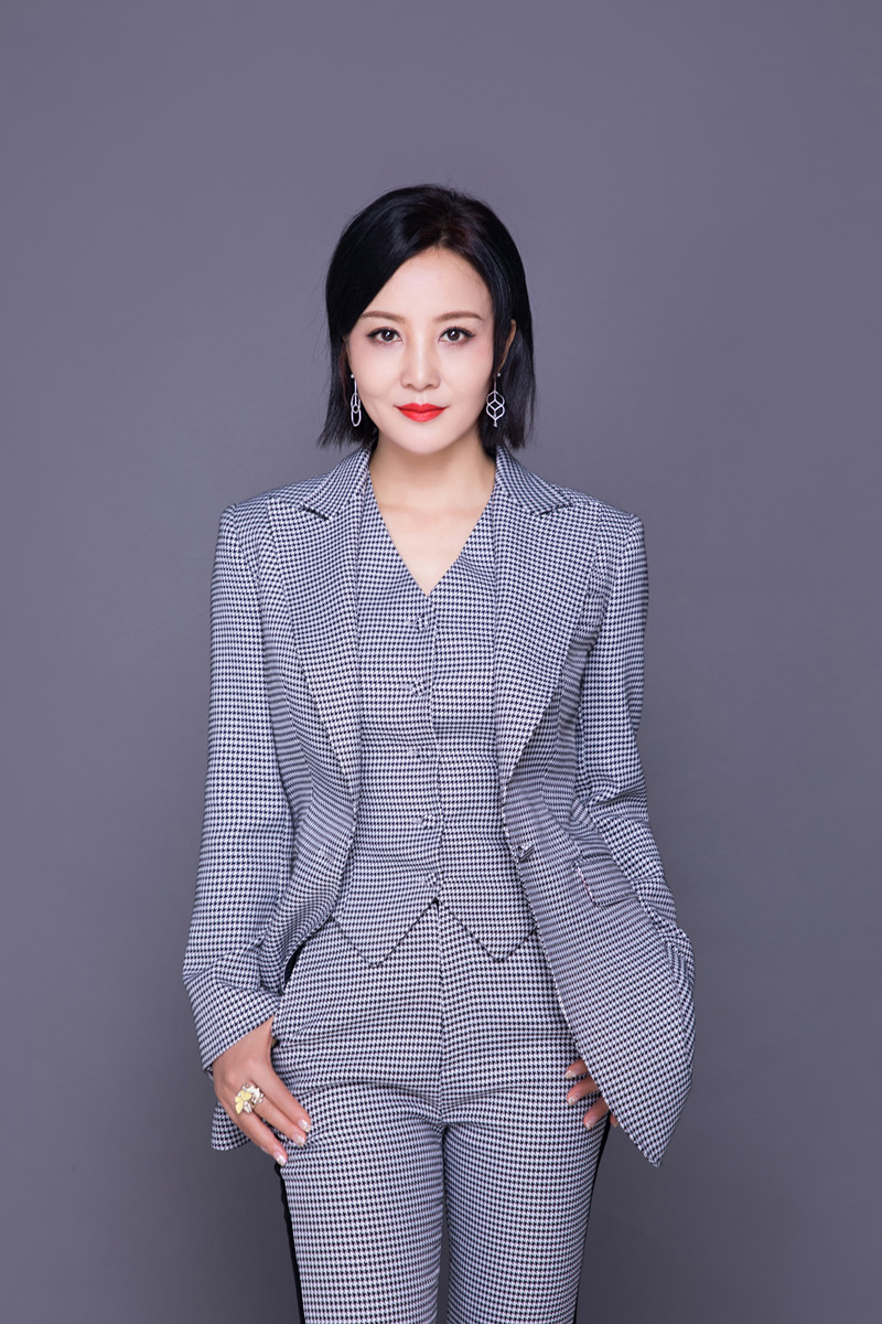 陶红最新时尚大片 攻气十足尽显都市精英魅力