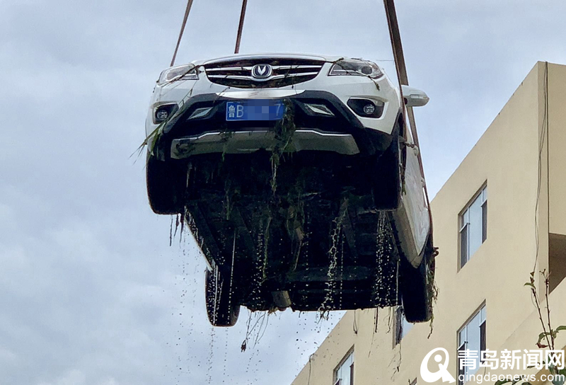 李沧突降暴雨四辆车被冲进大村河 实拍打捞过程