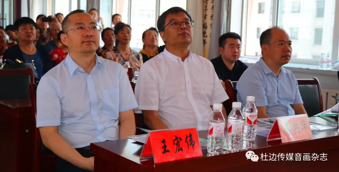 老干部夕阳红艺术团汇报演出王宏伟一行首先来到桦川县老干部活动中心