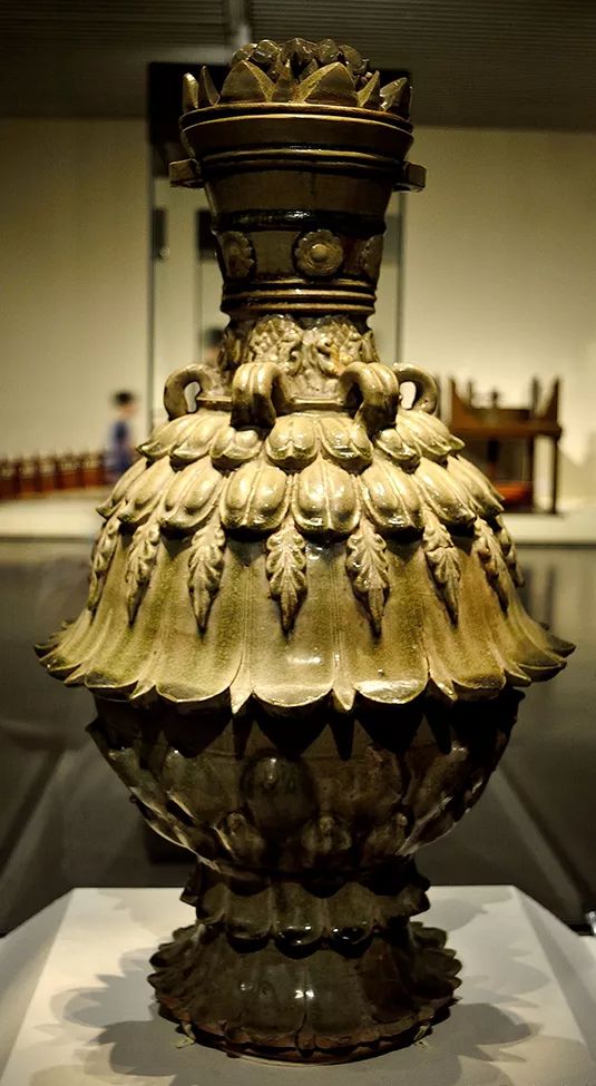 北齐 青瓷莲花尊