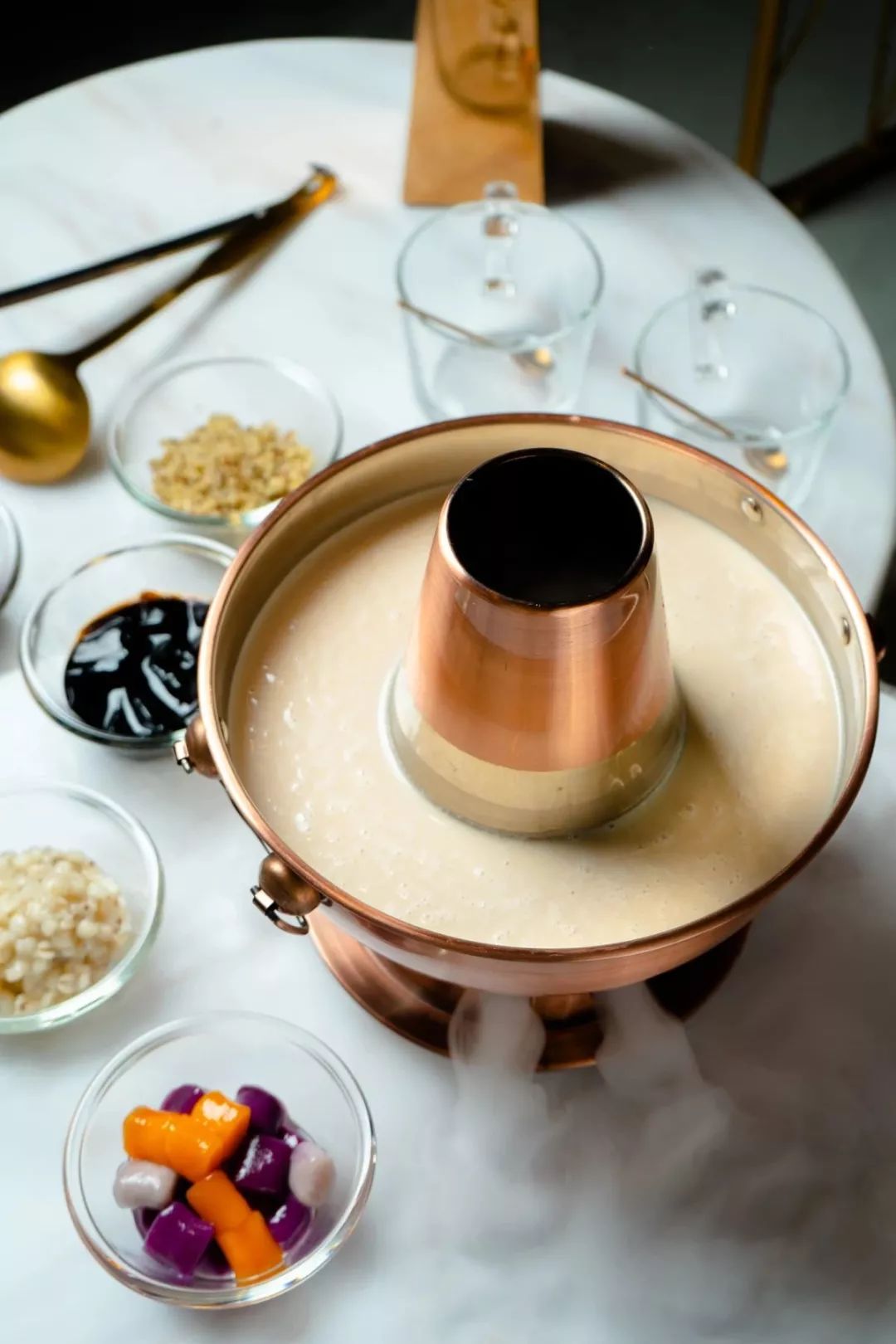 铜锅里的锅底就是奶茶这种诱惑谁能扛得住啊点单时还可以选择甜度