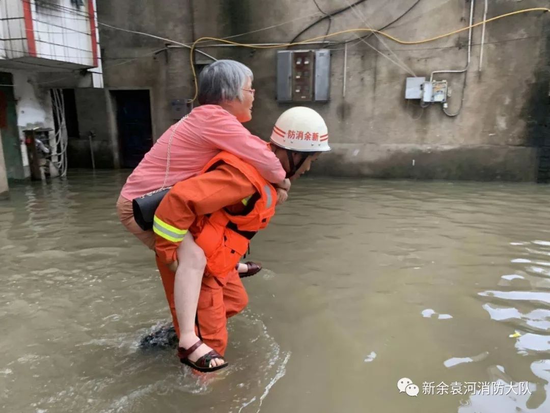 洪水要来了这里很危险 爷爷奶奶我们带你们走