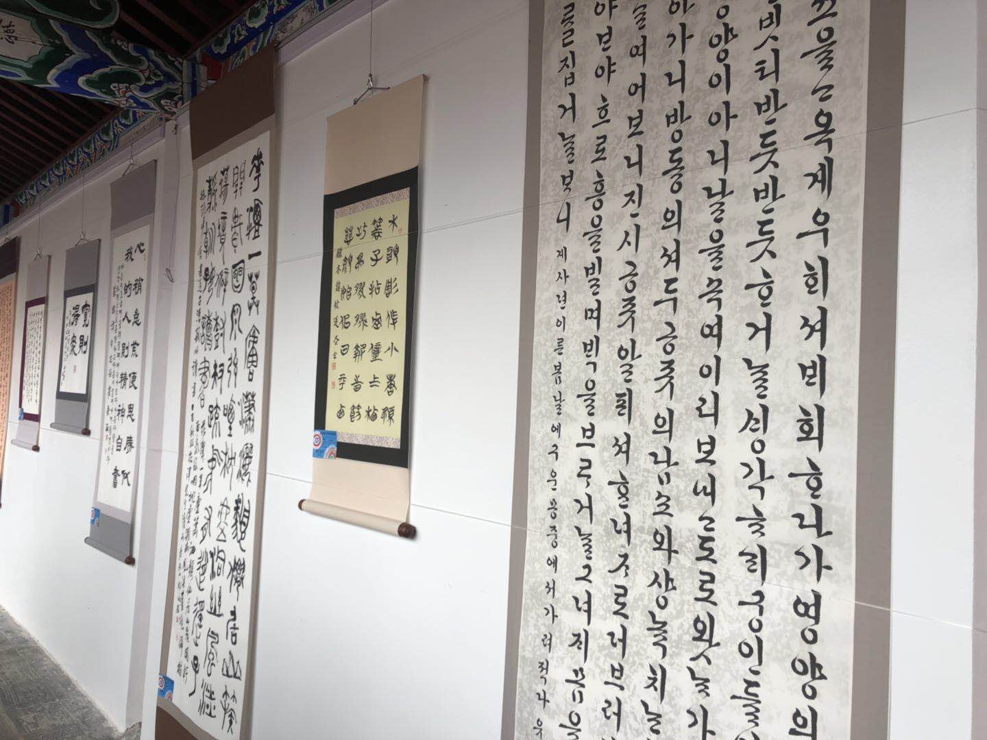 韩国人的书法见过没50余幅韩文书法作品亮相丽江