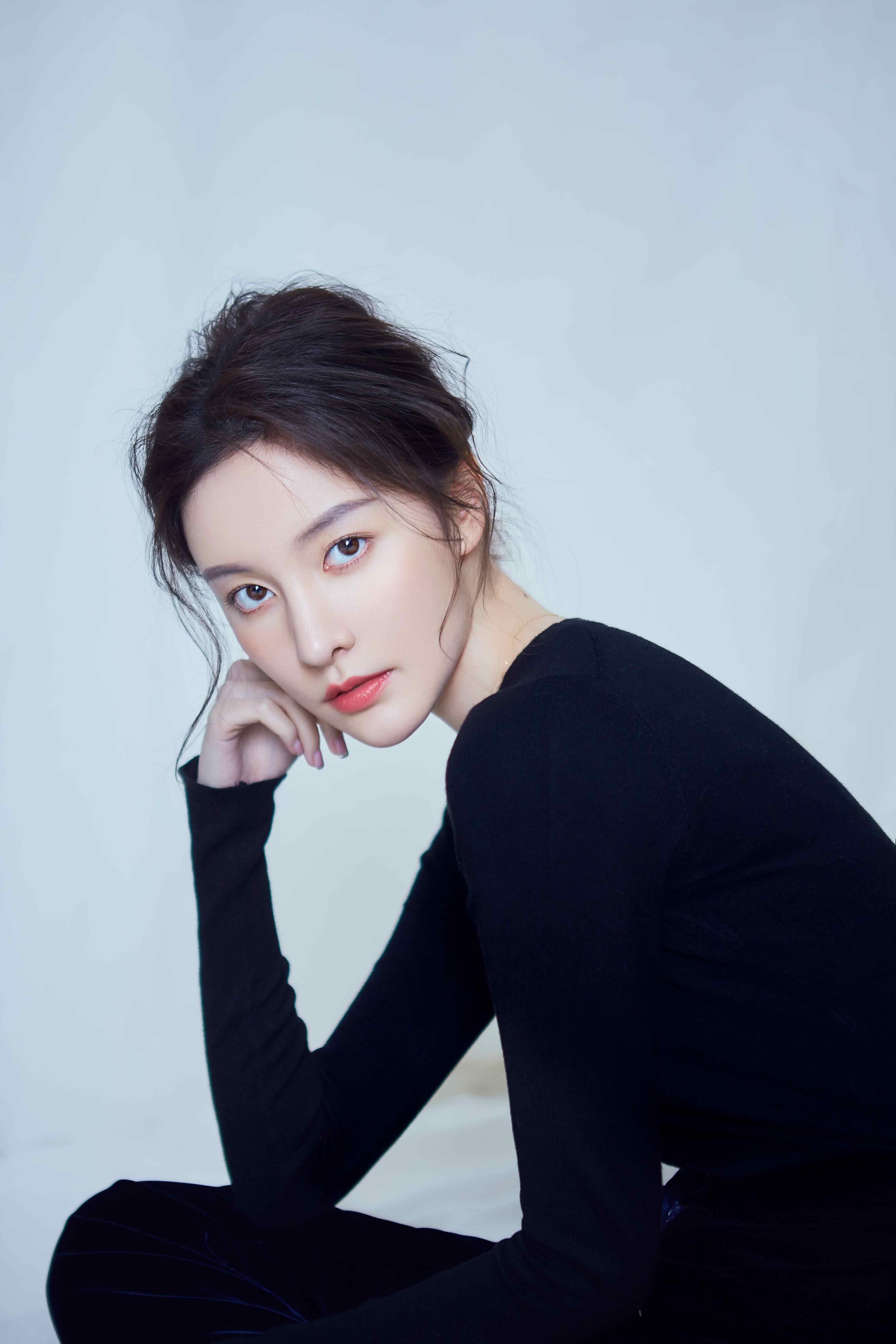 崔心心简约大片新鲜出炉低调诠释酷飒个性风