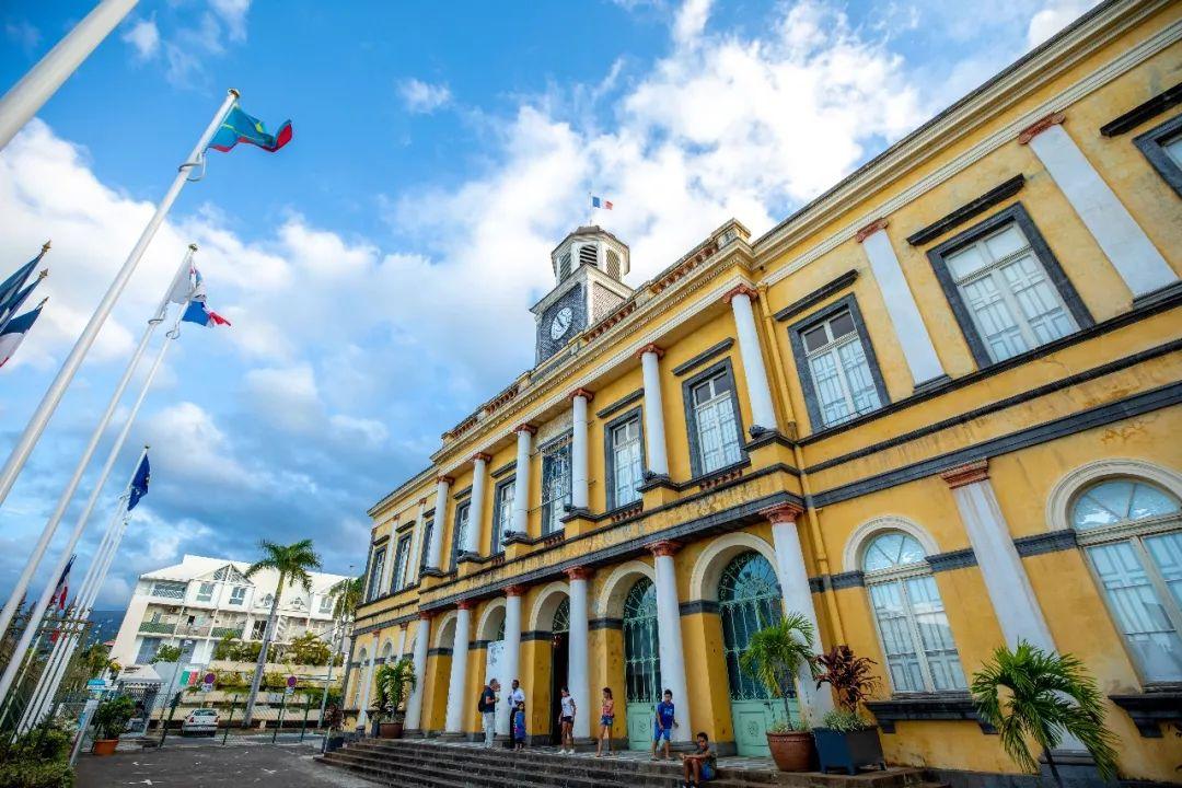 圣但尼沿海而建,顺山而置,高高看下去,让人舒适而安心.