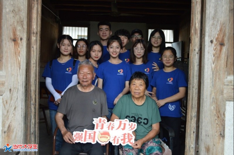 图为叶良火同志与所有"融溪者"合影(通讯员:赵雯清)浙江金融职业学院