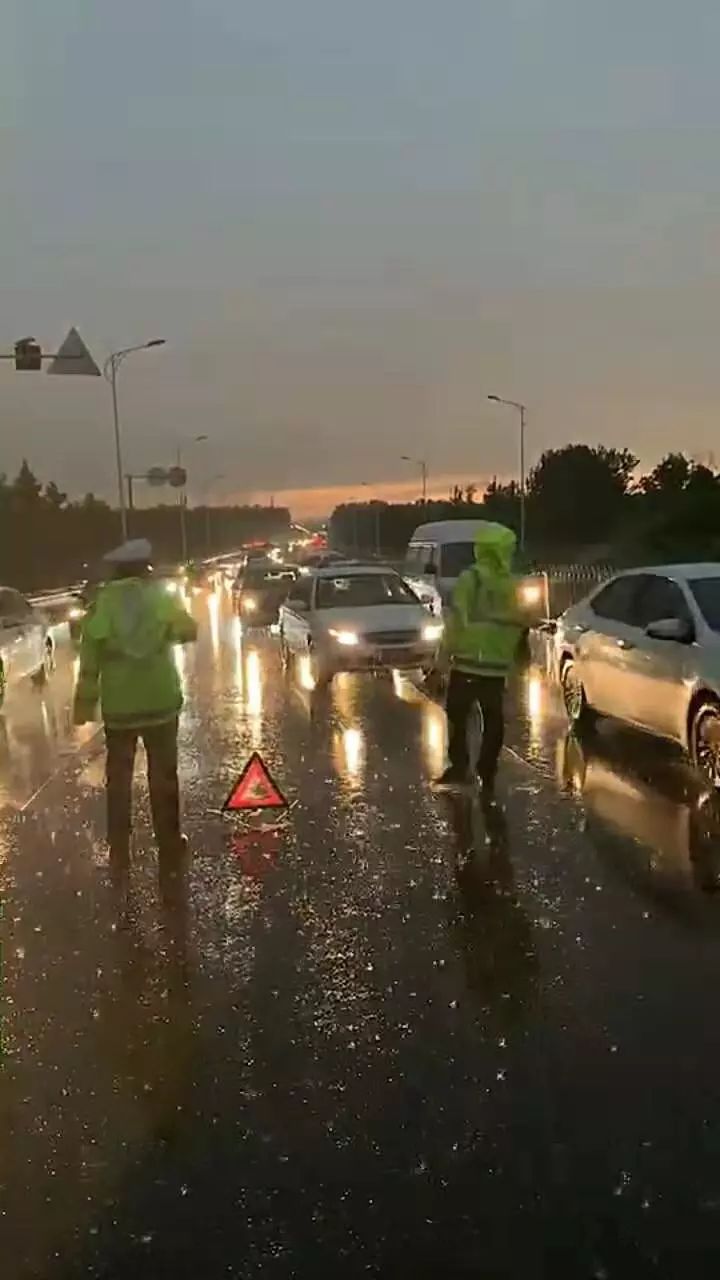 【关注】雨天开车攻略,顺义交警来给你划重点了!